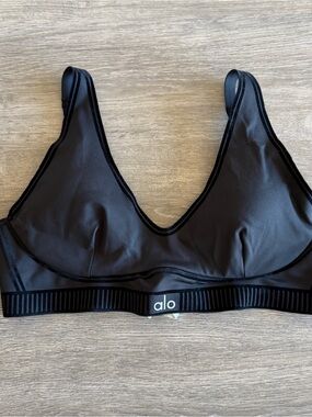 ALO Yoga Black Airlift line up bra
